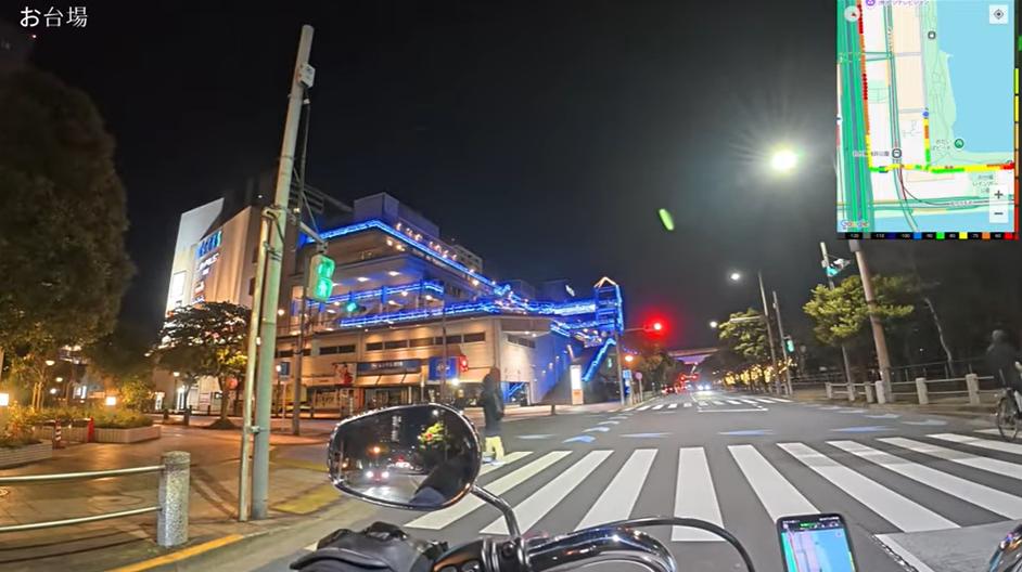 夜のお台場の写真。デックスの前をバイクでドライブ中